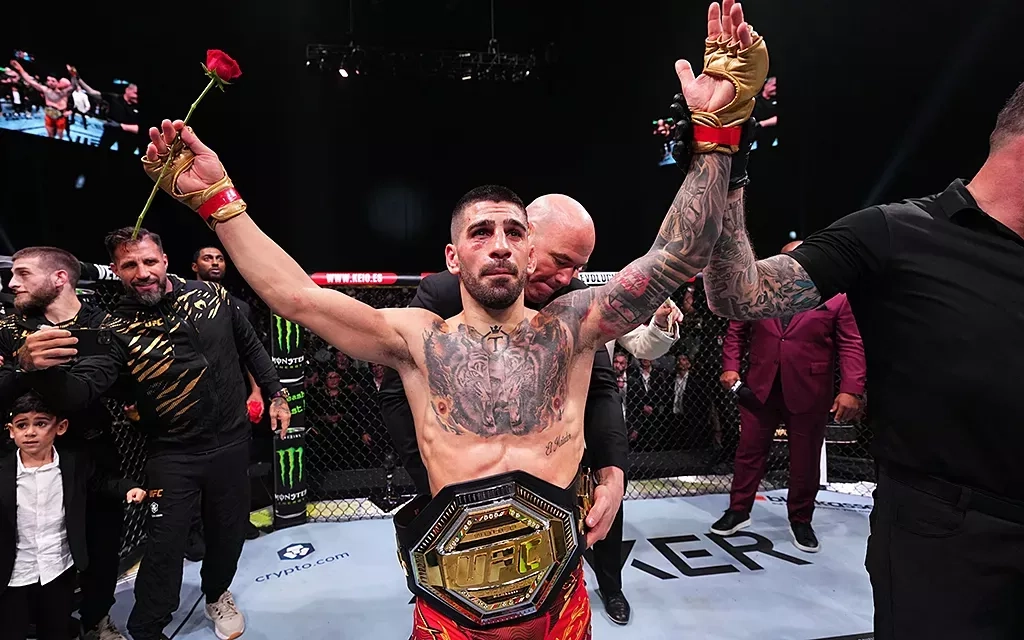 Топурия нокаутировал Оливейру и стал новым чемпионом UFC в лёгком весе