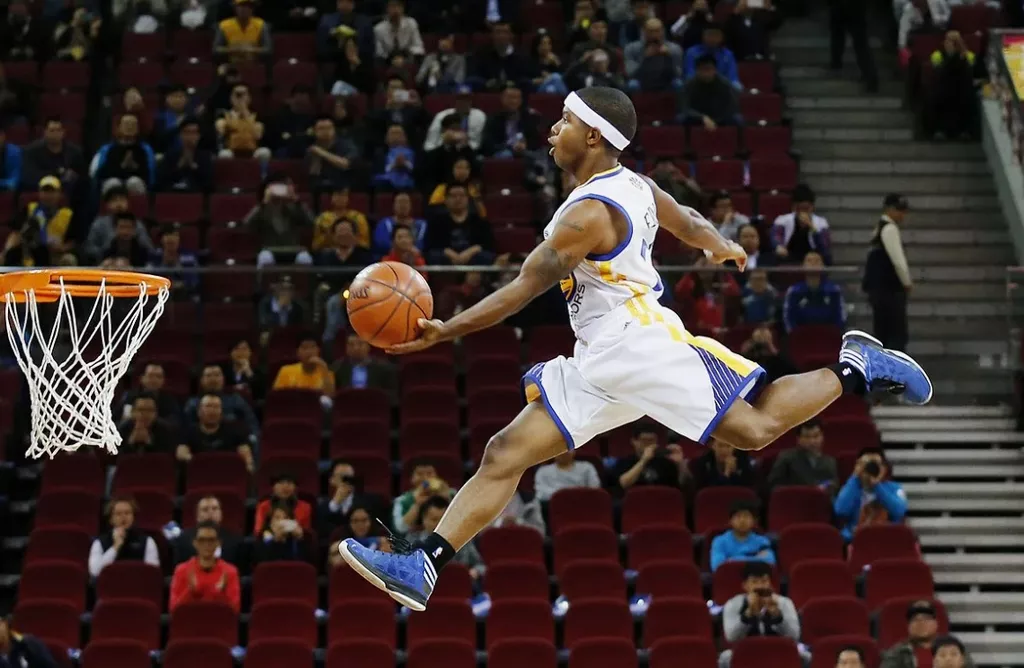 Высота баскетбольного кольца – 305 см над уровнем площадки