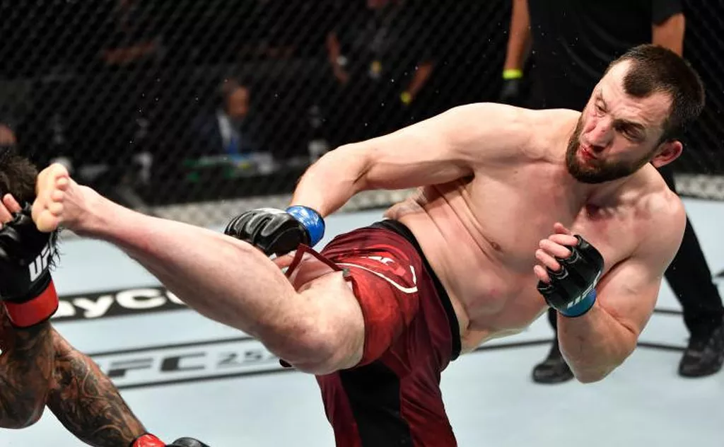 41-летний российский боец UFC Муслим Салихов в первом раунде нокаутировал Карлоса Леала
