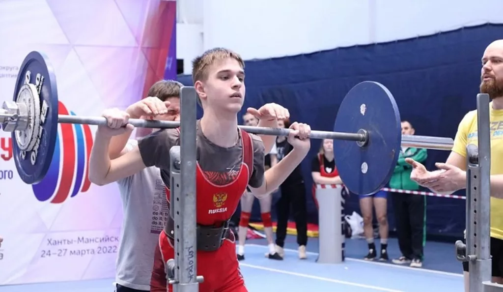 Выступление на юношеском чемпионате по пауэрлифтингу
