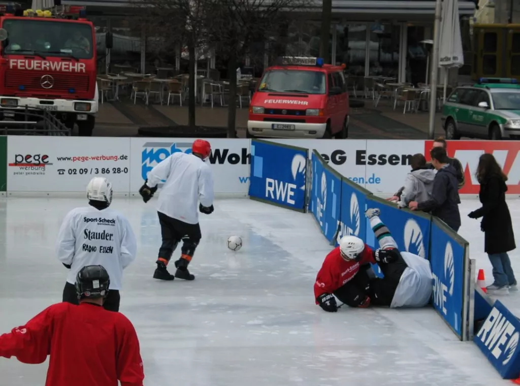 Матч по ледовому футболу