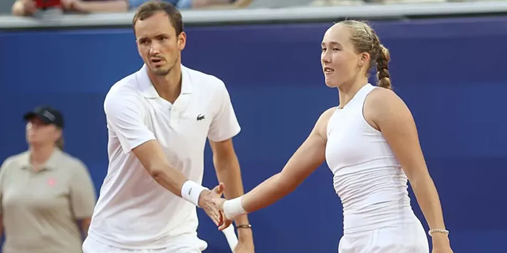 Мирра Андреева и Даниил Медведев с победы стартовали на US Open в миксте, обыграв Джоковича и Данилович