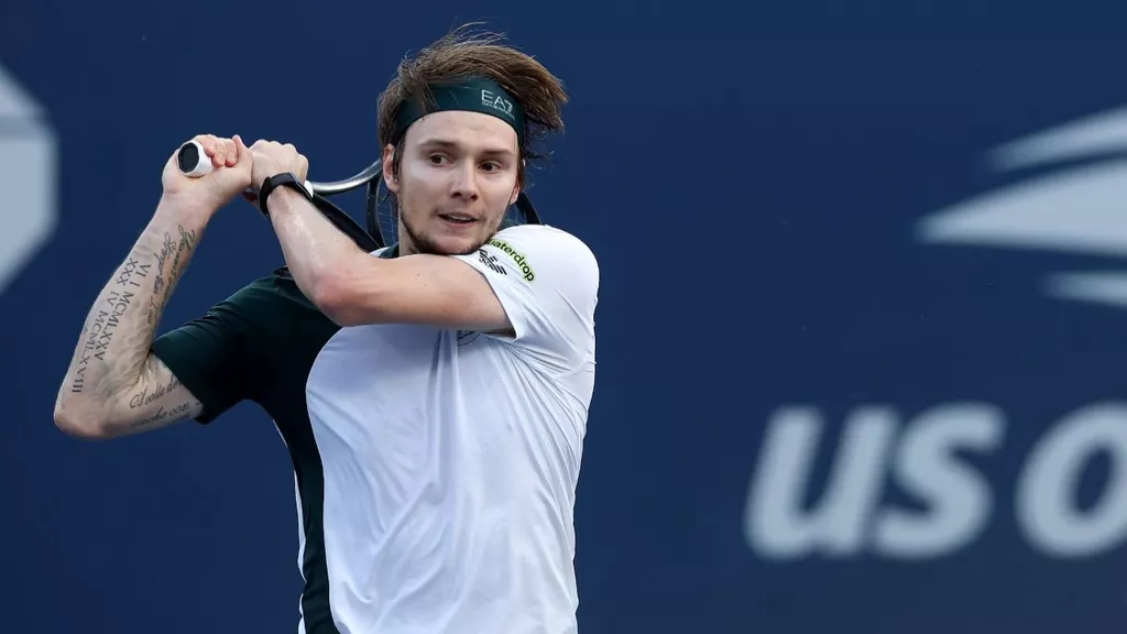 Бублик разгромно проиграл Синнеру, взяв лишь три гейма в матче на US Open