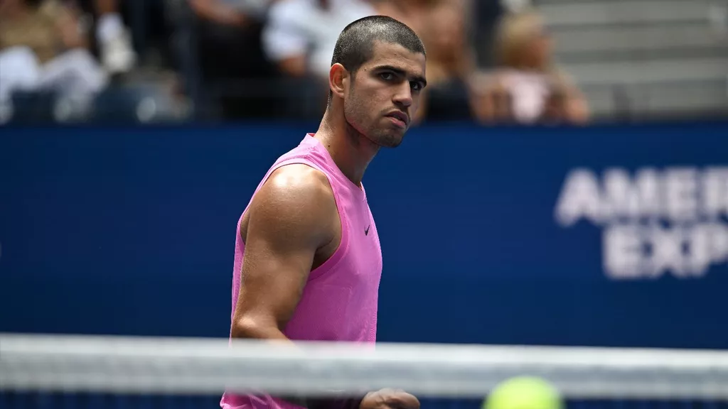 Карлос Алькарас стал первым полуфиналистом US Open, обыграв Иржи Легечку