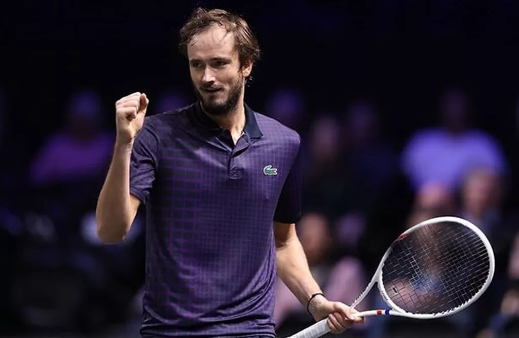 Медведев на отказе Димитрова вышел в третий круг «Мастерса» в Париже