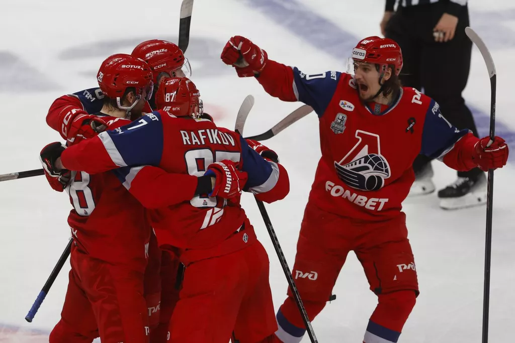 «Локомотив» одержал волевую победу над «Ладой», забросив две шайбы в конце 3-го периода