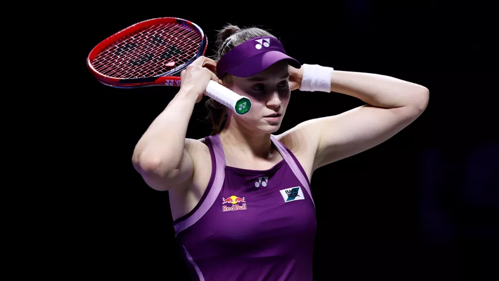 Елена Рыбакина победила Игу Швёнтек в матче Итогового турнира WTA