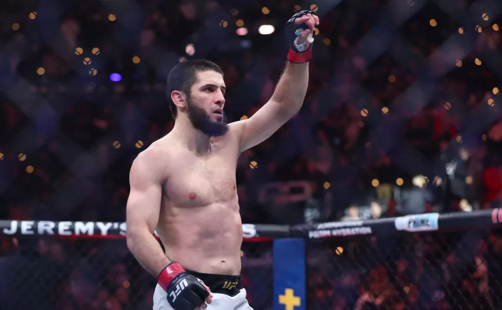 Махачев победил Маддалену и завоевал титул чемпиона UFC в полусреднем весе