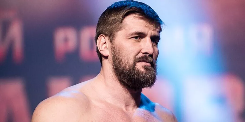 Минаков: мои предпочтения на стороне Махачева в поединке с Маддаленой