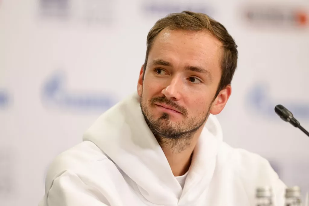 Даниил Медведев обыграл Таллона Грикспора на выставочном турнире «Трофеи Северной Пальмиры»