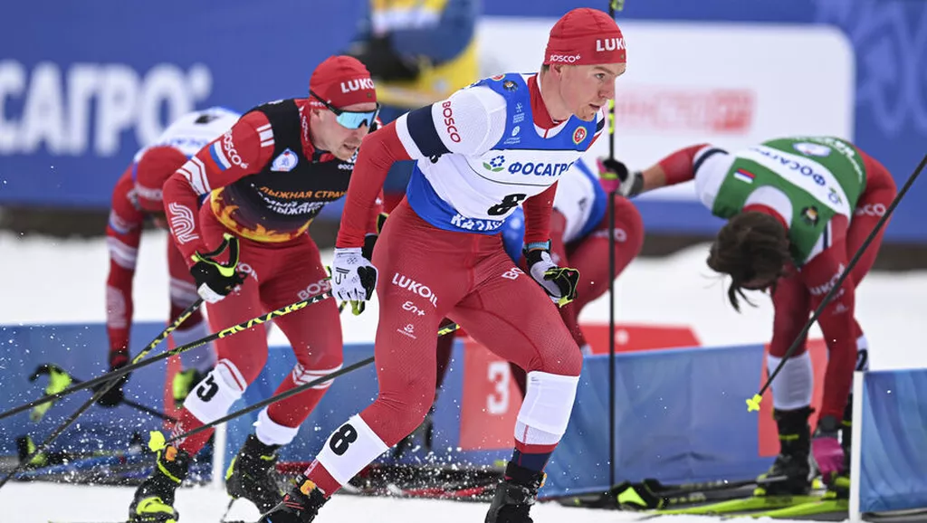 Большунов объяснил, почему он толкнул Бакурова после финиша в спринтерской гонке