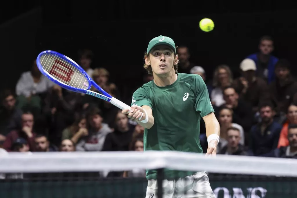 Алекс де Минор обыграл Тейлора Фрица в матче Итогового турнира ATP — 2025