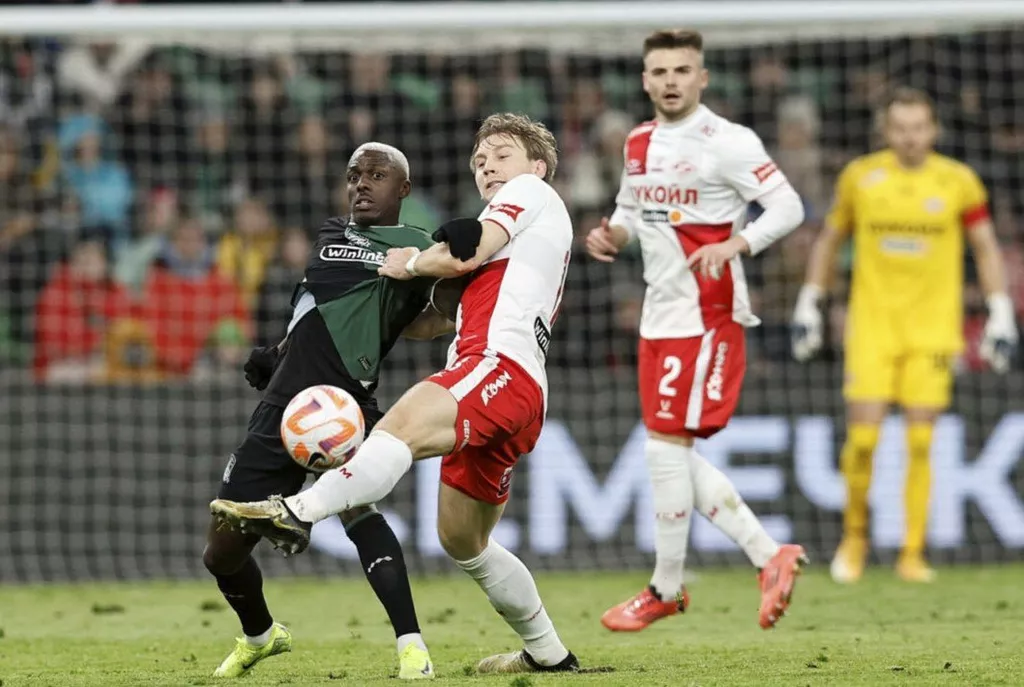 В автобус с футболистами «Спартака» бросили камень в преддверии матча с «Краснодаром»