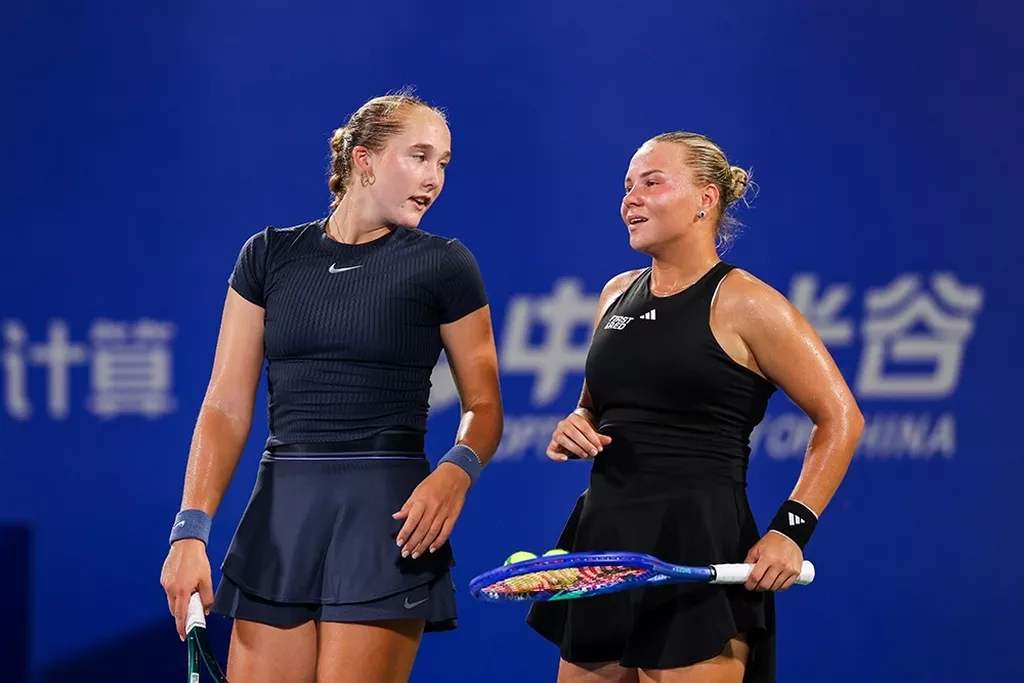 Андреева и Шнайдер проиграли в стартовом матче парного Итогового турнира WTA