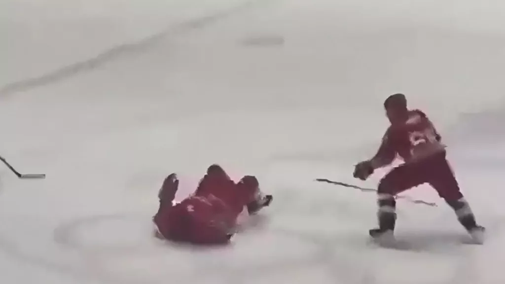 Президента Беларуси Александра Лукашенко сбили с ног во время хоккейного матча