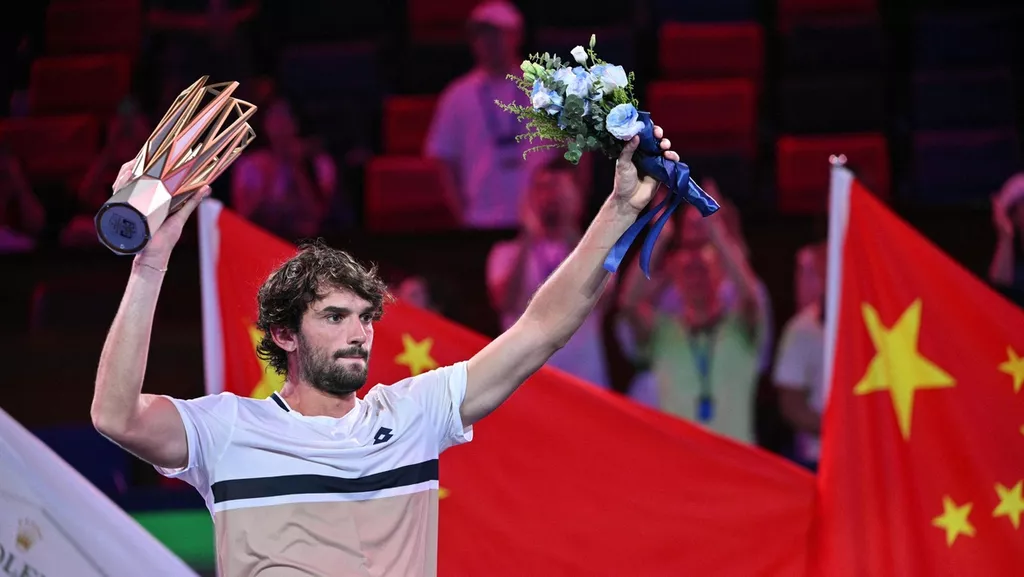 Победителю шанхайского «Мастерса» Валентину Вашеро вручили награду «Прорыв года» от ATP