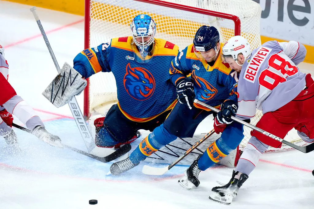 «Шанхай» прервал четырехматчевую серию поражений в КХЛ, обыграв «Спартак» по буллитам