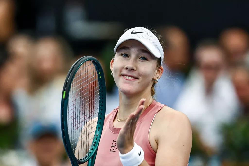 Мирра Андреева с волевой победы стартовала на Australian Open — 2026