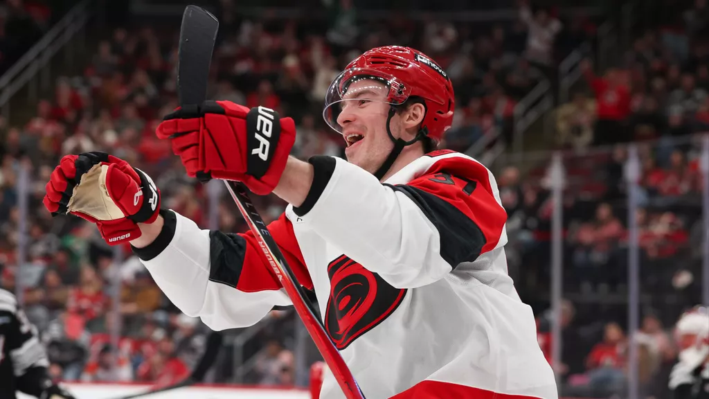 Хет-трик Свечникова помог «Каролине» одержать уверенную победу над «Нью-Джерси» в гостях