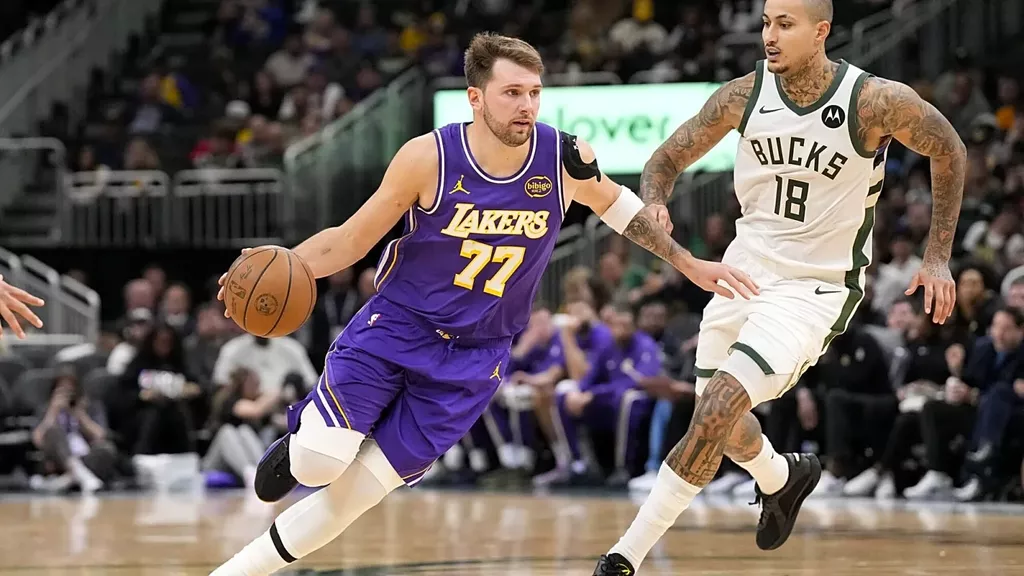 Дабл-дабл Леброна не спас «Лейкерс» от поражения в домашнем матче с «Милуоки»