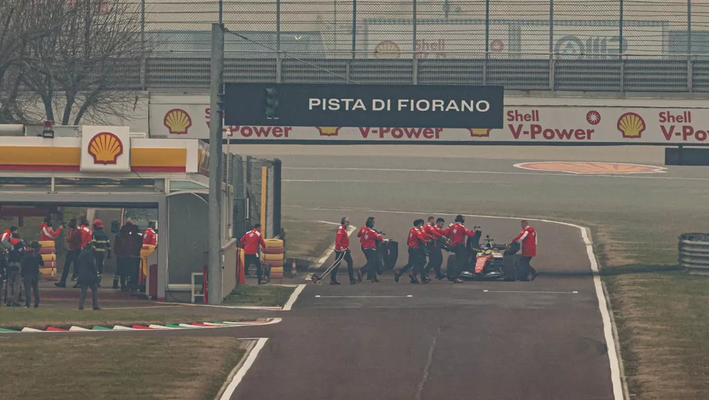 Новый болид «Феррари» заглох на первом круге во время презентации