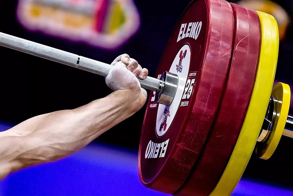 IWF допустила молодых российских тяжелоатлетов до соревнований с флагом и гимном