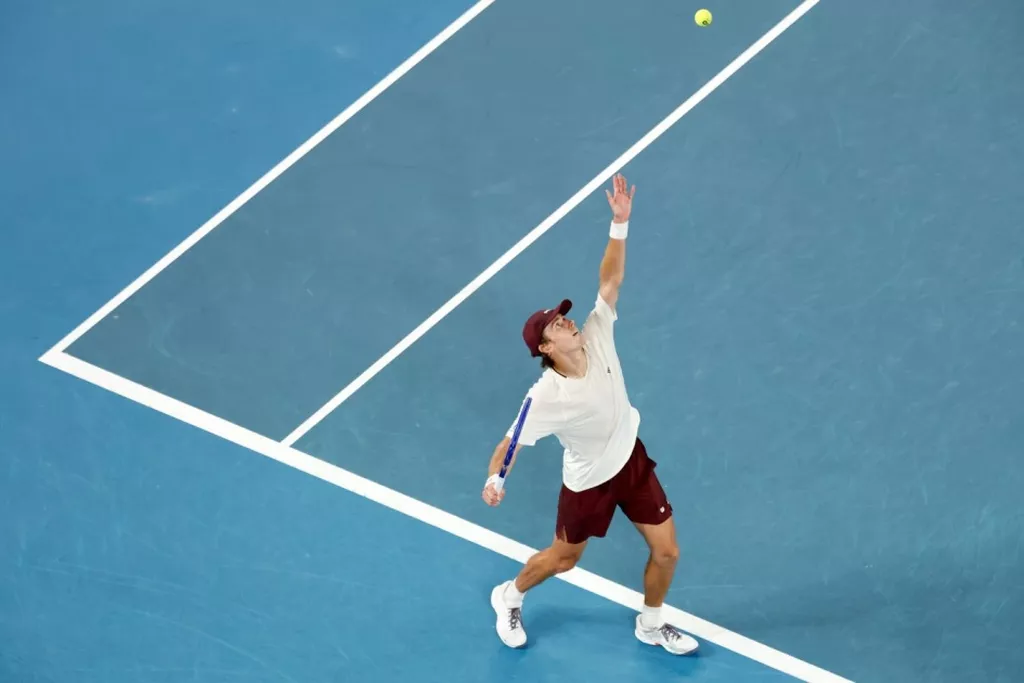 Де Минор пробился в финал турнира в Роттердаме