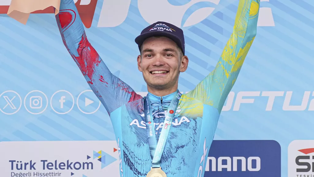 Велогонщик Лев Гонов стал победителем чемпионата Европы — 2026 в гонке преследования