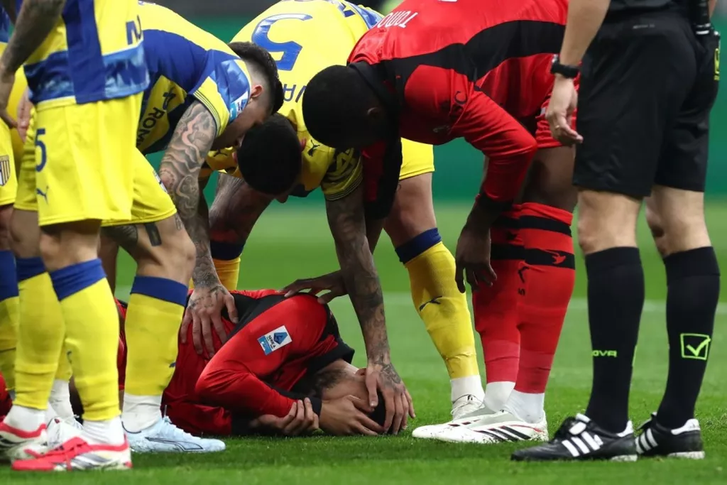 Полузащитник «Милана» Лофтус-Чик получил травму шеи в матче с «Пармой»