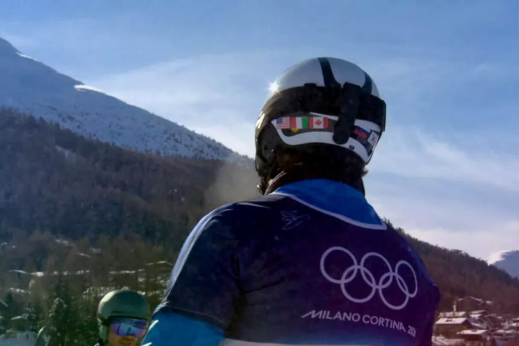Итальянский сноубордист выступает с российским флагом на шлеме во время Олимпиады