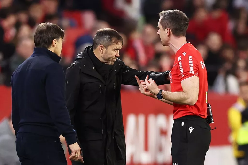 Тренер «Севильи» получил семиматчевую дисквалификацию после конфликта с арбитром