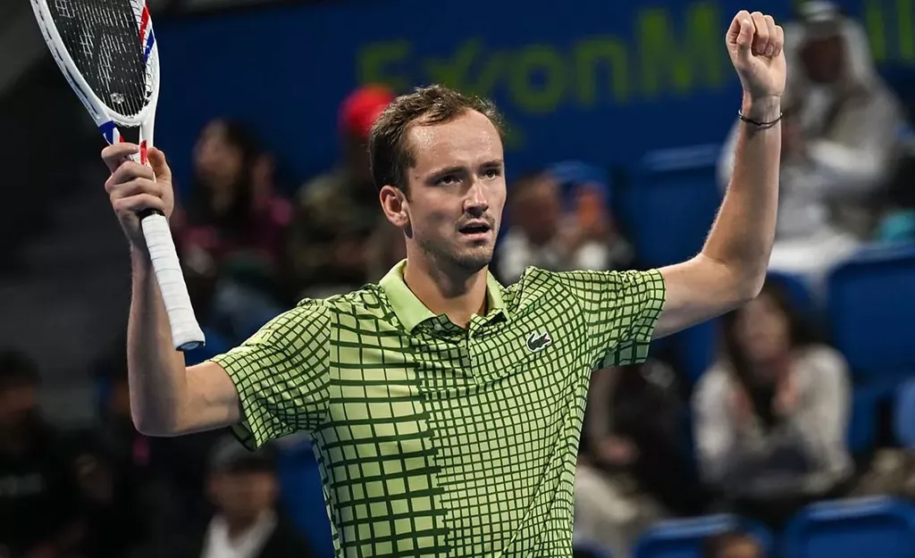 Медведев вышел в финал турнира в Дубае, обыграв Оже-Альяссима