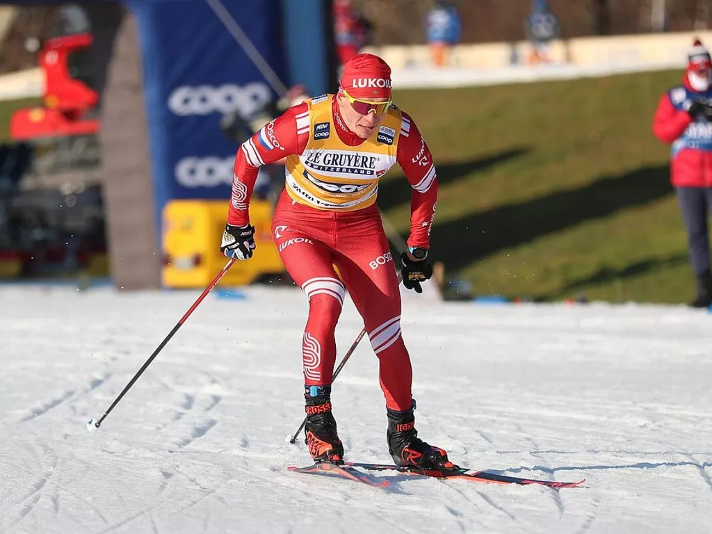 Большунов выиграл гонку на 10 км с раздельным стартом на чемпионате России