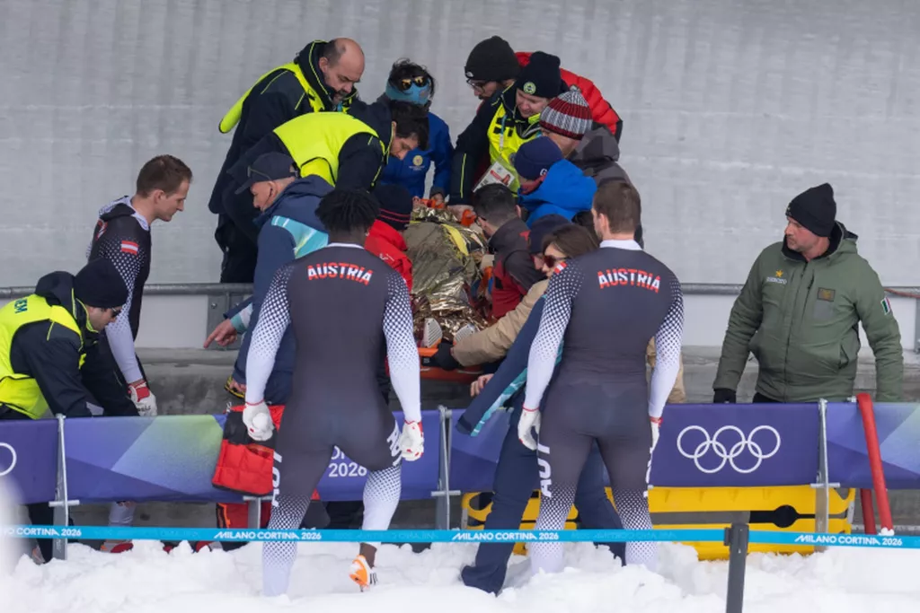 Бобслеиста из Австрии госпитализировали после переворота боба на Олимпиаде