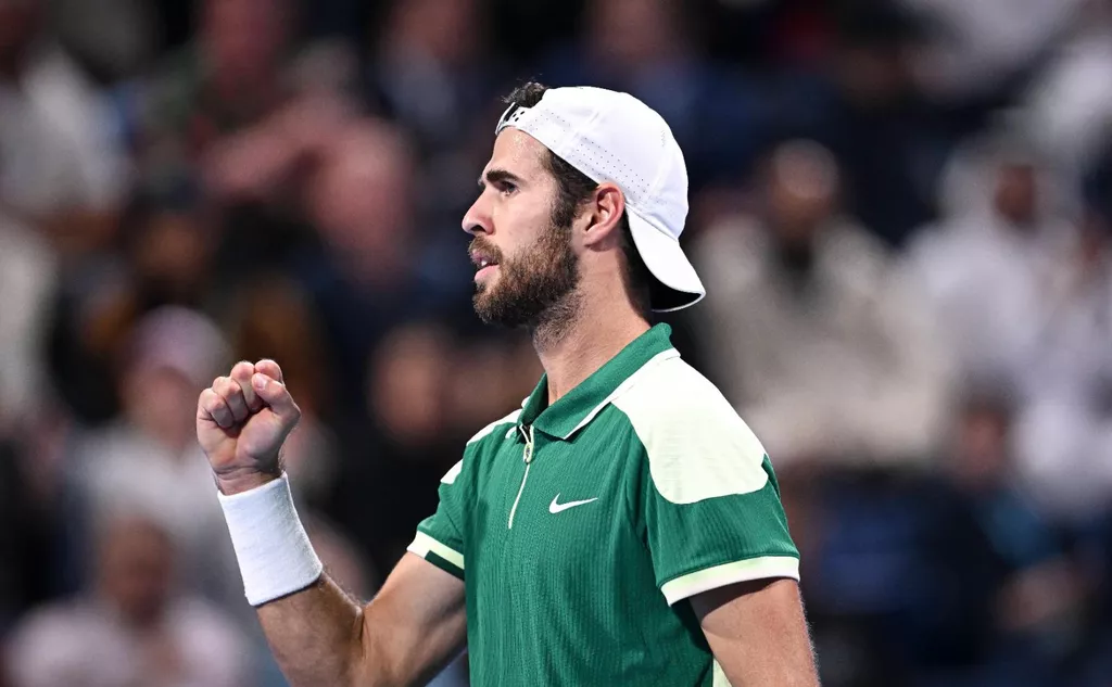 Хачанов успешно стартовал на турнире в Дохе, обыграв японца Мотидзуки в трех сетах