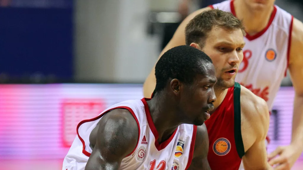 Баскетболист Беверли избежал уголовной ответственности по делу о нападении на сестру