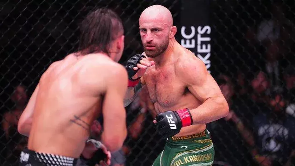 Александр Волкановски победил Диего Лопеса по решению судей на турнире UFC 325