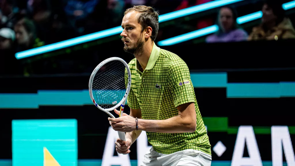 Медведева освистали болельщики на матче с Умбером за то, что он хотел разбить ракетку