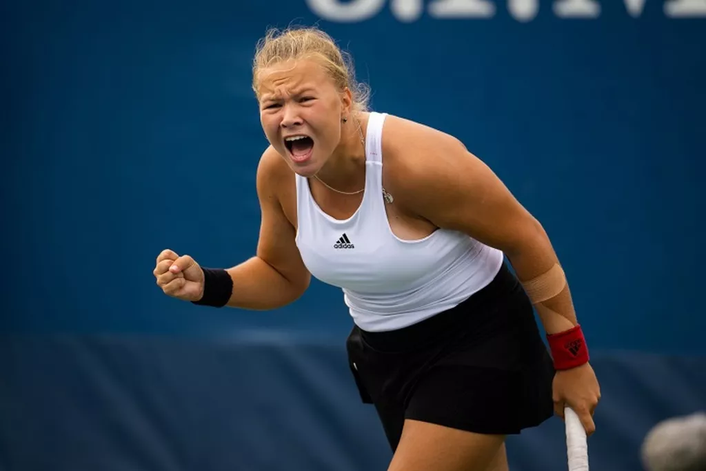 Шнайдер с «баранкой» проиграла Йович на турнире в Дубае