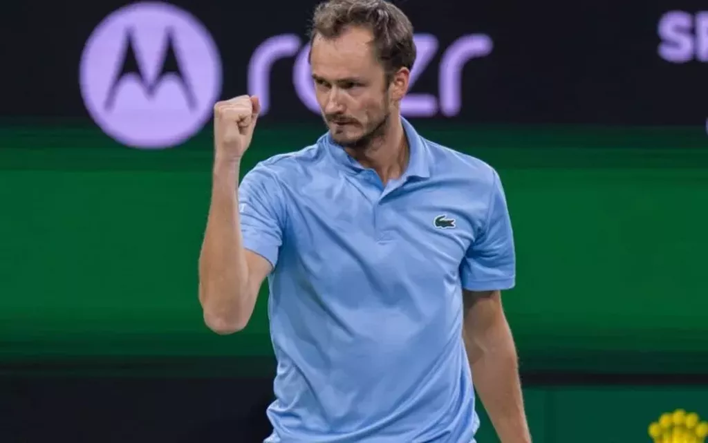 Медведев с «баранкой» обыграл Баэса в третьем круге турнира в Индиан-Уэллсе