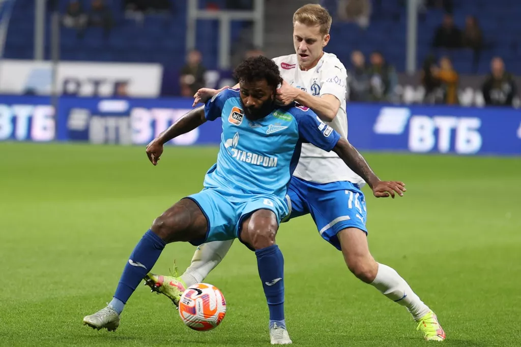 «Зенит» обыграл московское «Динамо» благодаря голам Соболева и Глушенкова