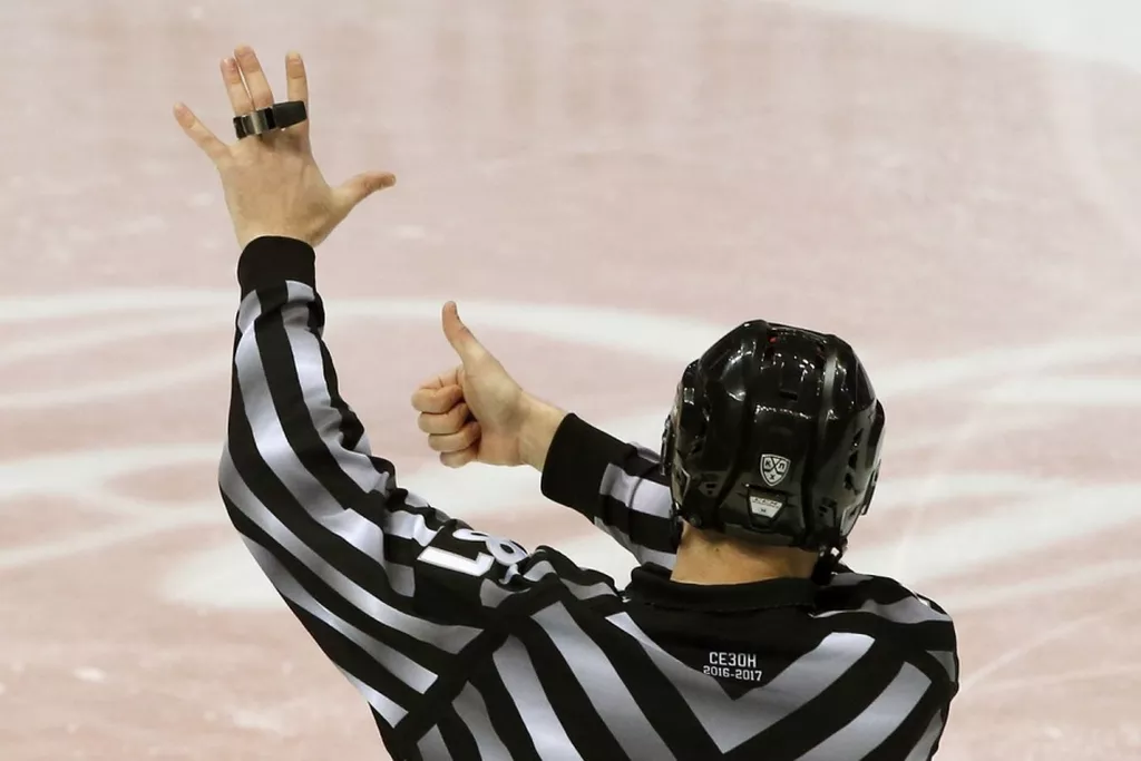 Судью ВХЛ пожизненно отстранили за видео с пьянкой после матча