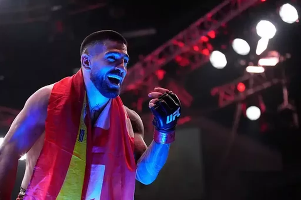 Топурия обвинил Махачева в уклонении от боя на турнире в Белом доме