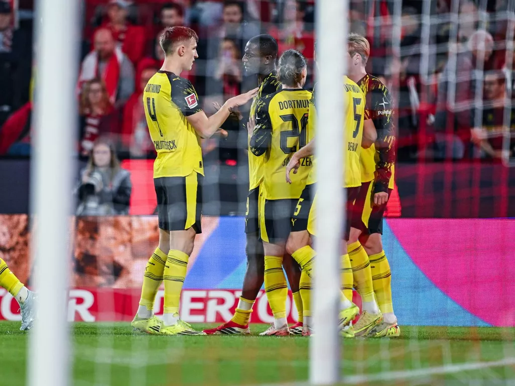 «Боруссия» одержала волевую победу над «Гамбургом» благодаря дублю Бенсебаини с пенальти