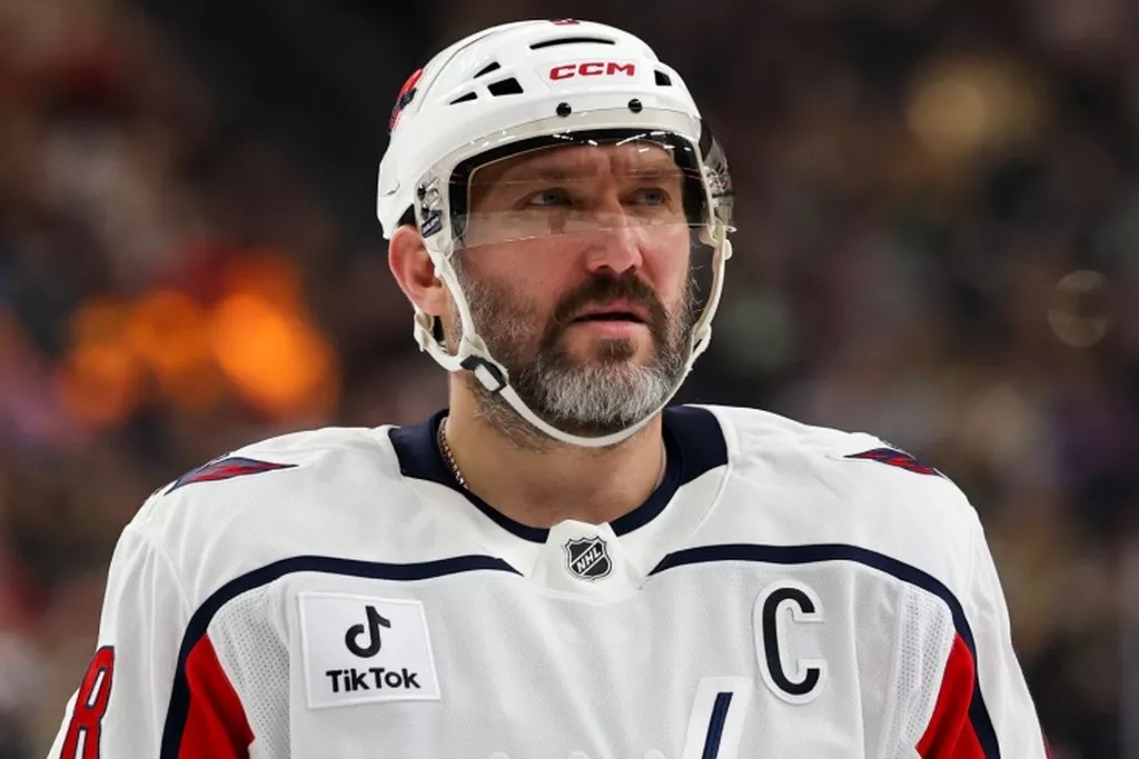 Александр Овечкин до десяти голов сократил отставание от рекорда Уэйна Гретцки