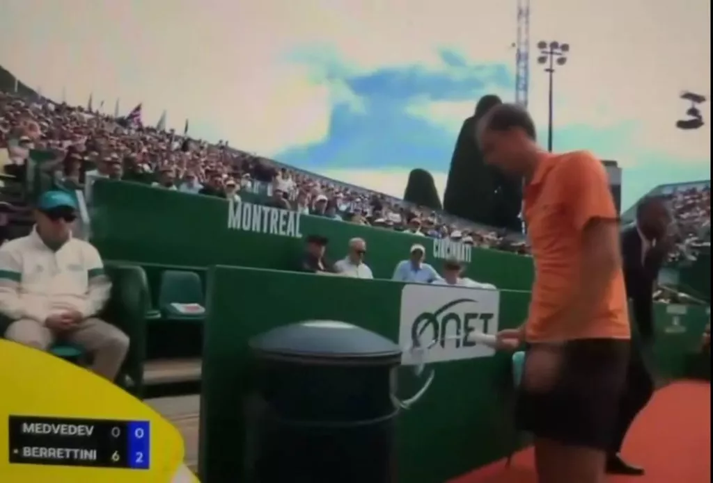 Медведев разбил ракетку по ходу матча с Берреттини в Монте-Карло