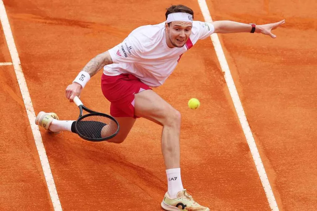 Александр Бублик проиграл Алексу Молчану в первом круге на турнире ATP-500 в Мюнхене