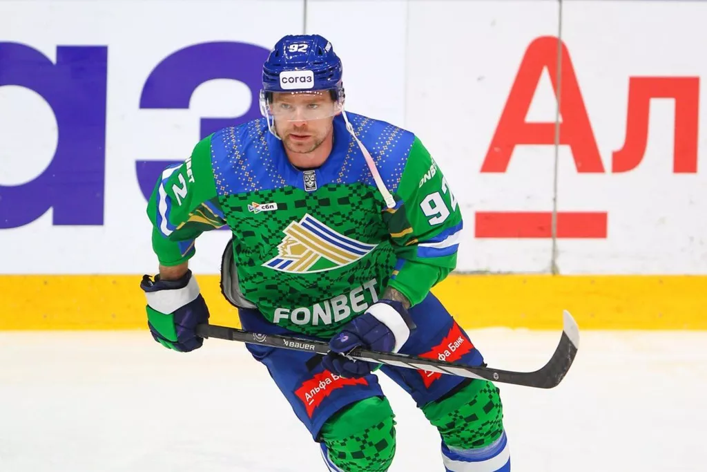 Евгений Кузнецов на носилках покинул лёд по ходу матча с «Локомотивом»