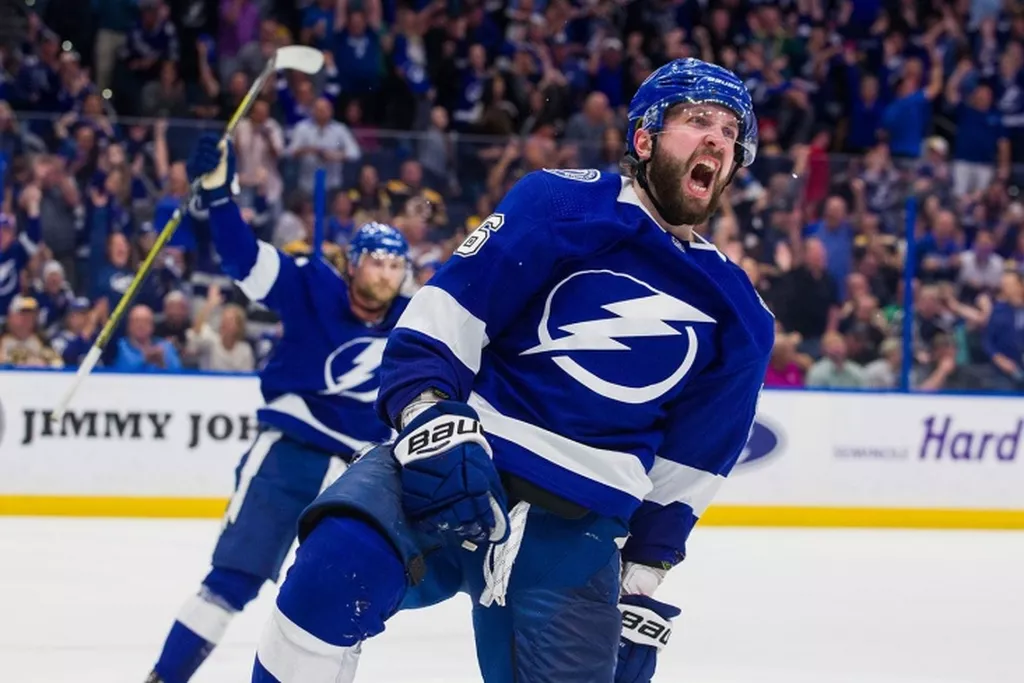 Кучеров вышел на первое место в гонке бомбардиров НХЛ