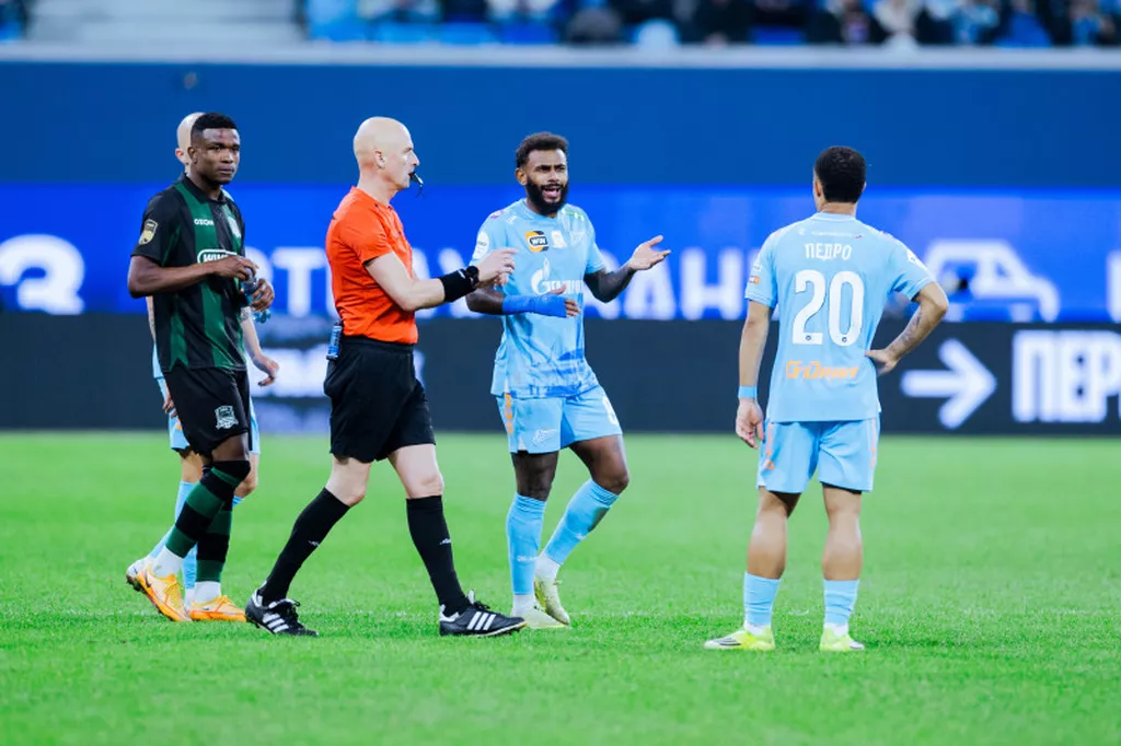 Наумов объяснил, почему Карасёв удалил нападающего «Зенита» Педро в матче с «Краснодаром»